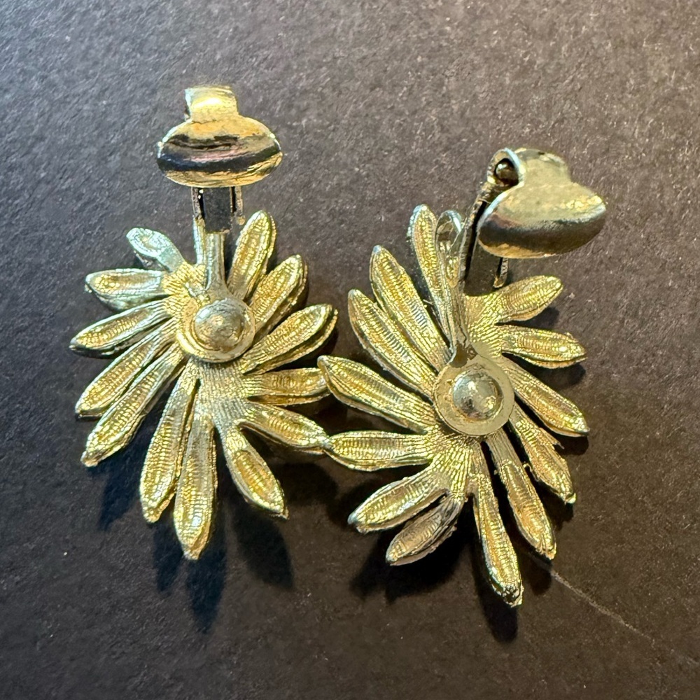 Vintage Coro 1960s Gold Tone Clip On Earrings - Picture 4 of 6